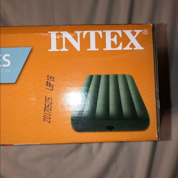 Air mattress with a built in pump - Picture 6 of 8